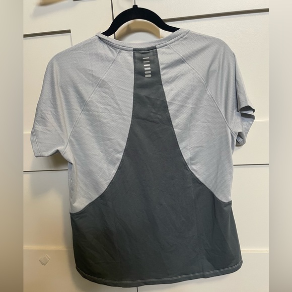 Gray Under Armour t-shirt - Picture 2 of 3
